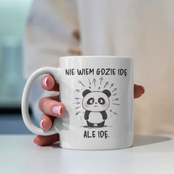 Urocza zagubiona panda jako grafika na kubku. Z napisem "Nie wiem gdzie idę ale idę".