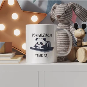Uroczy kubek ze zmęczoną pandą nad biurkiem z napisem "Poniedziałki takie są"