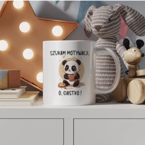 Uroczy kubek z pandą patrzącą na ciastko i szukającą motywacji do zmian