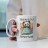 Uroczy kubek z pandą w łóżku z napisem "Tryb na dziś? Tryb offline"