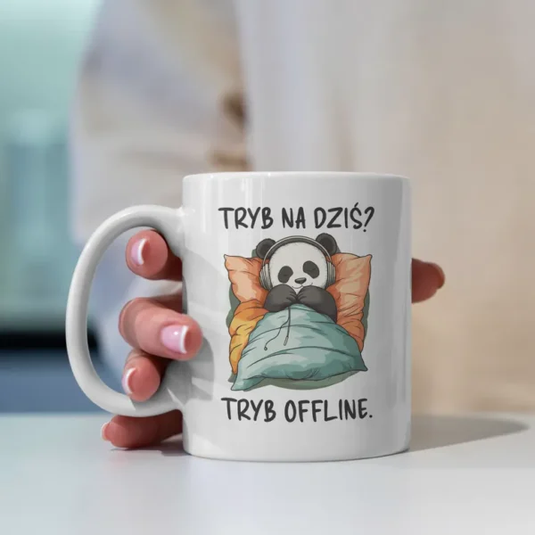 Uroczy kubek z pandą w łóżku z napisem "Tryb na dziś? Tryb offline"