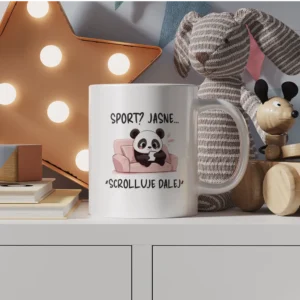 Uroczy kubek z pandą na sofie z napisem "Sport? Jasne, scrolluję dalej"