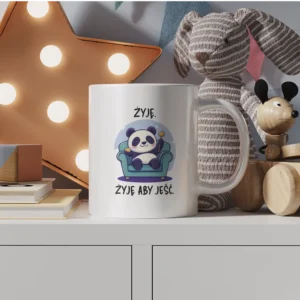 Uroczy kubek z pandą na fotelu z jedzonkiem i napisem "Żyję aby jeść"