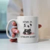 Bardzo urocza panda myśląca nad sensem życia z napisem "Dziwne że istniejemy, co nie?" jako grafika na kubku.