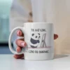 Zabawna urocza panda jako grafika na kubku. Stoi ona przed lustrem z napisem "To już czas... czas się ogarnąć".