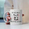 Urocza grafika na kubku z pandą proszącą kawę o to aby wreszcie ją obudziła. Tekst "No już, dalej.. Obudź mnie wreszcie"