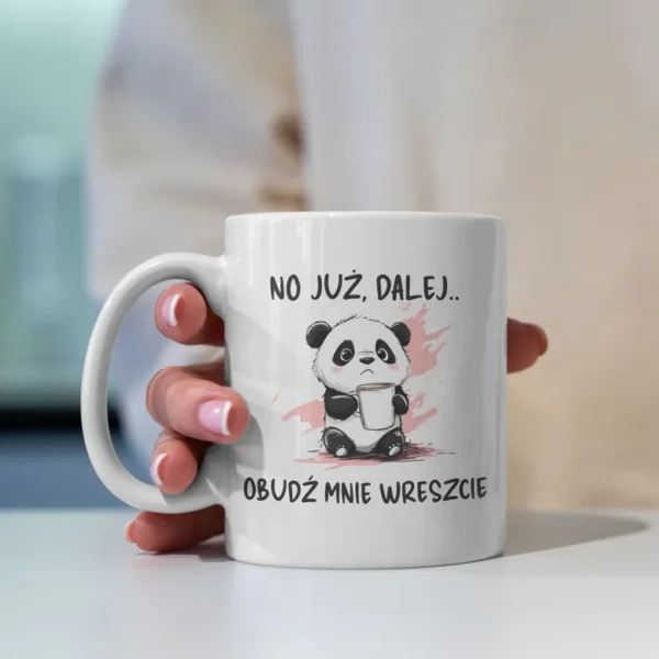Urocza grafika na kubku z pandą proszącą kawę o to aby wreszcie ją obudziła. Tekst "No już, dalej.. Obudź mnie wreszcie"