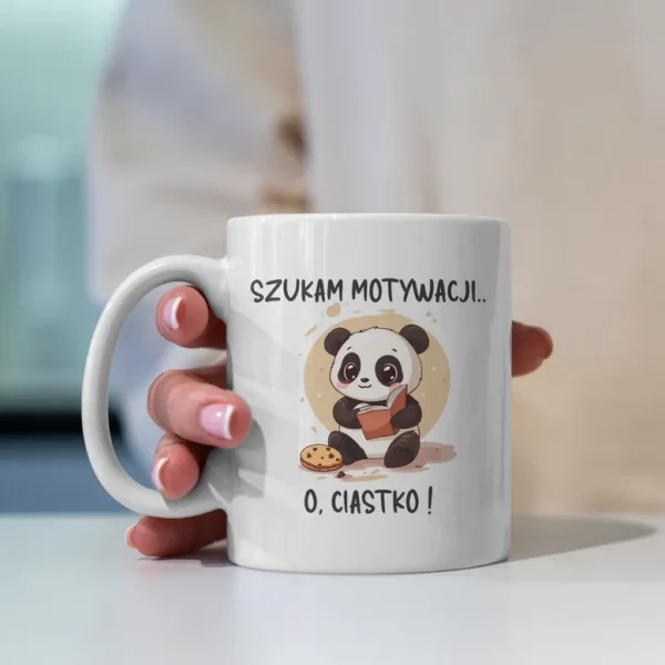Uroczy kubek z pandą patrzącą na ciastko i szukającą motywacji do zmian