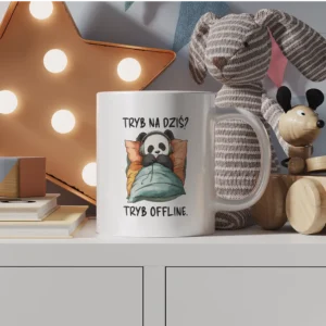 Uroczy kubek z pandą w łóżku z napisem "Tryb na dziś? Tryb offline"