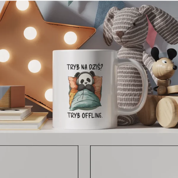 Uroczy kubek z pandą w łóżku z napisem "Tryb na dziś? Tryb offline"