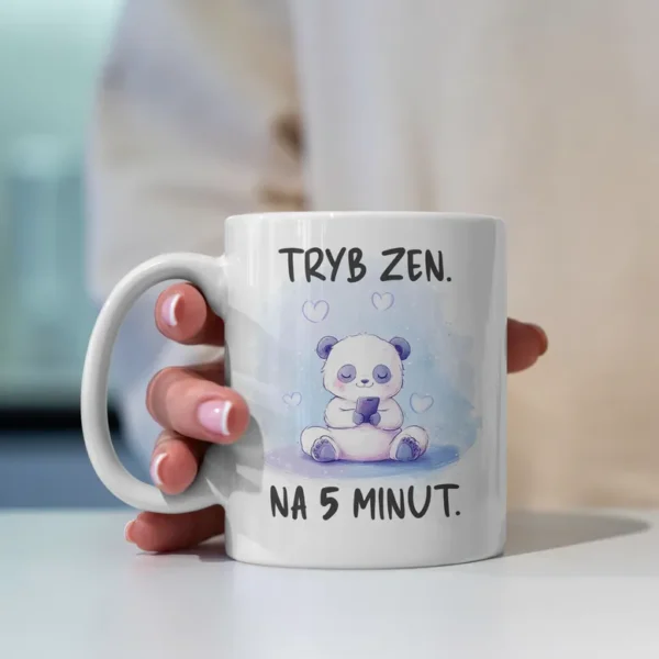 Uroczy kubek z pandą trzymającą telefon z napisem "Tryb zen na 5 minut."