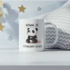 Bardzo urocza panda myśląca nad sensem życia z napisem "Dziwne że istniejemy, co nie?" jako grafika na kubku.