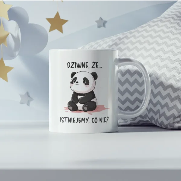 Bardzo urocza panda myśląca nad sensem życia z napisem "Dziwne że istniejemy, co nie?" jako grafika na kubku.