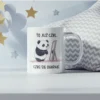 Zabawna urocza panda jako grafika na kubku. Stoi ona przed lustrem z napisem "To już czas... czas się ogarnąć".