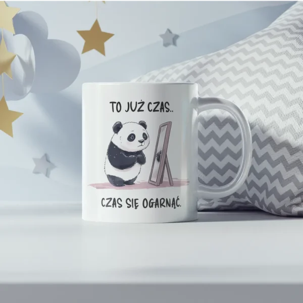 Zabawna urocza panda jako grafika na kubku. Stoi ona przed lustrem z napisem "To już czas... czas się ogarnąć".