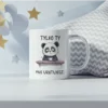 Urocza grafika na kubku z pandą proszącą kawę o to aby ją uratowała. Tekst "Tylko Ty mnie uratujesz..."