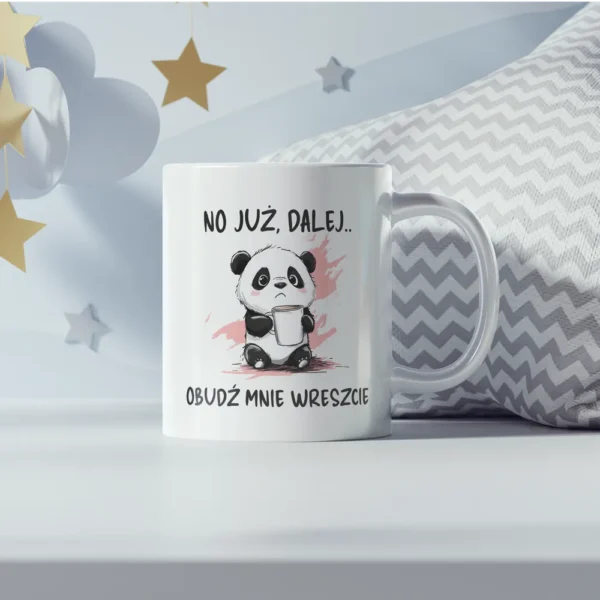 Urocza grafika na kubku z pandą proszącą kawę o to aby wreszcie ją obudziła. Tekst "No już, dalej.. Obudź mnie wreszcie"