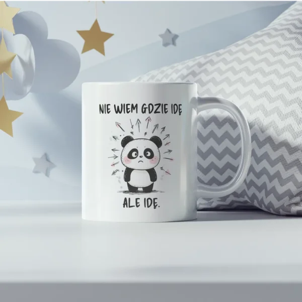 Urocza zagubiona panda jako grafika na kubku. Z napisem "Nie wiem gdzie idę ale idę".