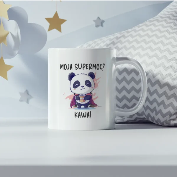 Grafika na kubku przedstawiająca pandę w stroju superbohatera z napisem "Moja supermoc? Kawa!"