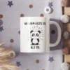 Urocza zagubiona panda jako grafika na kubku. Z napisem "Nie wiem gdzie idę ale idę".