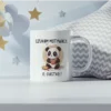Uroczy kubek z pandą patrzącą na ciastko i szukającą motywacji do zmian