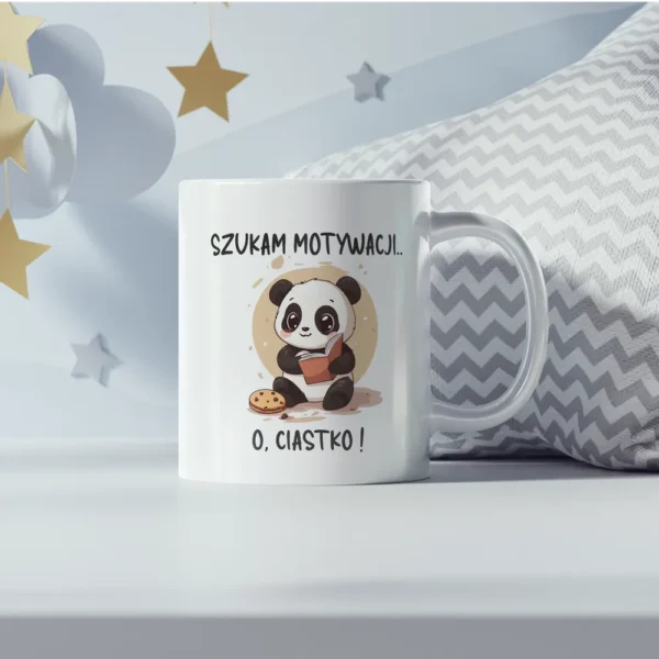 Uroczy kubek z pandą patrzącą na ciastko i szukającą motywacji do zmian