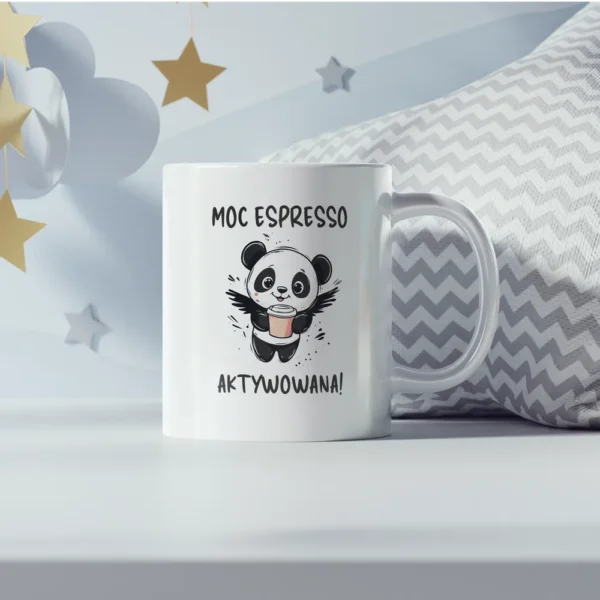 Uroczy kubek z uskrzydloną pandą i kawą z napisem "Moc espresso aktywowana!"