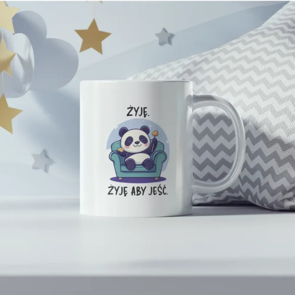 Uroczy kubek z pandą na fotelu z jedzonkiem i napisem "Żyję aby jeść"