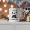 Bardzo urocza panda myśląca nad sensem życia z napisem "Dziwne że istniejemy, co nie?" jako grafika na kubku.