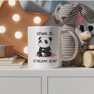 Bardzo urocza panda myśląca nad sensem życia z napisem "Dziwne że istniejemy, co nie?" jako grafika na kubku.