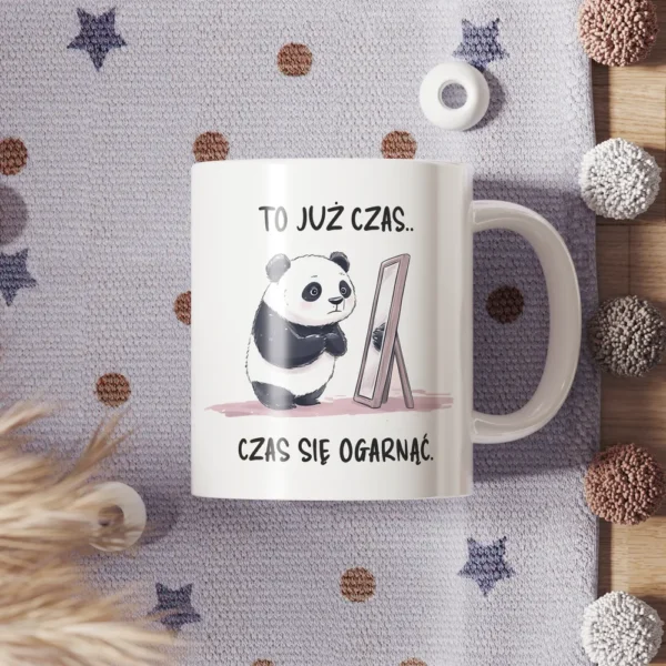 Zabawna urocza panda jako grafika na kubku. Stoi ona przed lustrem z napisem "To już czas... czas się ogarnąć".