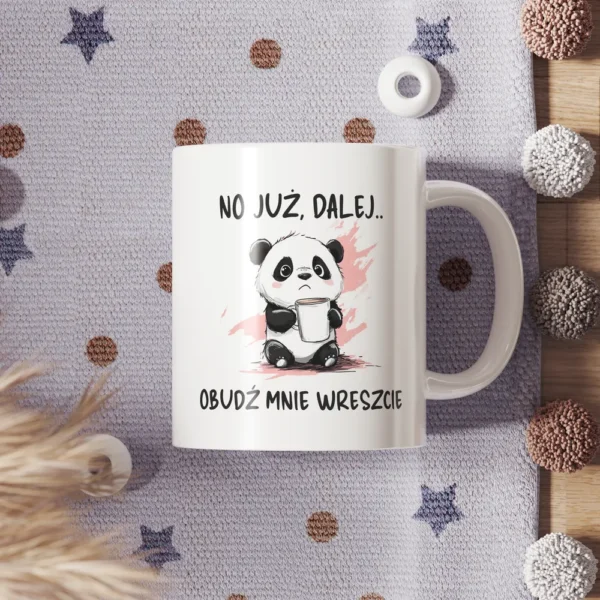 Urocza grafika na kubku z pandą proszącą kawę o to aby wreszcie ją obudziła. Tekst "No już, dalej.. Obudź mnie wreszcie"