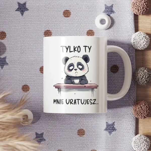Urocza grafika na kubku z pandą proszącą kawę o to aby ją uratowała. Tekst "Tylko Ty mnie uratujesz..."