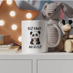 Uroczy kubek z pandą pijącą kawę i napisem "Bez kawy ani rusz!"