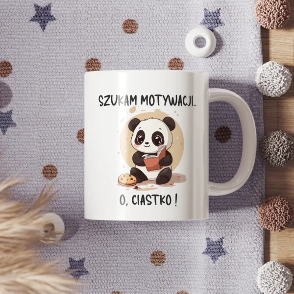 Uroczy kubek z pandą patrzącą na ciastko i szukającą motywacji do zmian