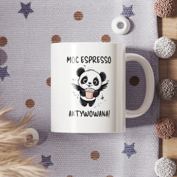 Uroczy kubek z uskrzydloną pandą i kawą z napisem "Moc espresso aktywowana!"