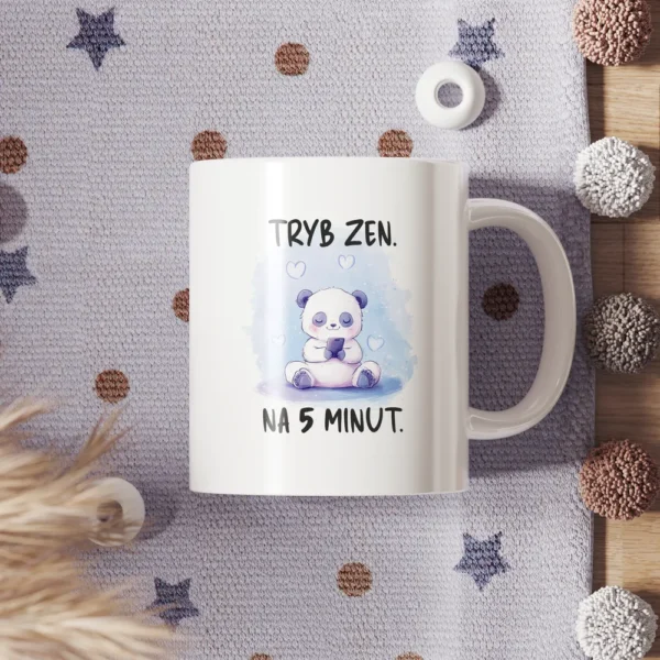 Uroczy kubek z pandą trzymającą telefon z napisem "Tryb zen na 5 minut."