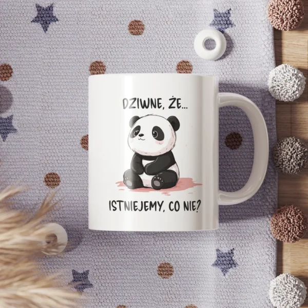 Bardzo urocza panda myśląca nad sensem życia z napisem "Dziwne że istniejemy, co nie?" jako grafika na kubku.