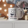 Zabawna urocza panda jako grafika na kubku. Stoi ona przed lustrem z napisem "To już czas... czas się ogarnąć".