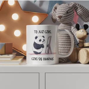 Zabawna urocza panda jako grafika na kubku. Stoi ona przed lustrem z napisem "To już czas... czas się ogarnąć".