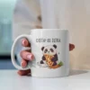 Urocza słodka panda na grafice na kubku trzymająca pizzę i marchewkę z napisem "Dieta? Od jutra..."
