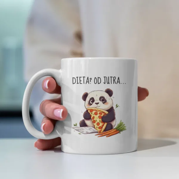 Urocza słodka panda na grafice na kubku trzymająca pizzę i marchewkę z napisem "Dieta? Od jutra..."