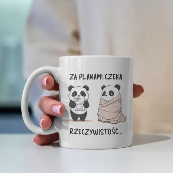 Dwie urocze pandy jako grafika na kubku z napisem "Za planami czeka rzeczywistość.."