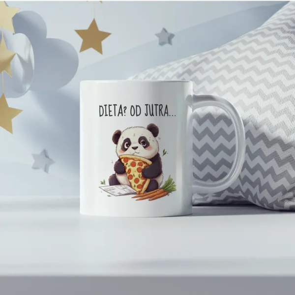 Urocza słodka panda na grafice na kubku trzymająca pizzę i marchewkę z napisem "Dieta? Od jutra..."