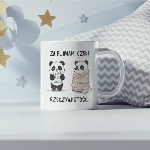Dwie urocze pandy jako grafika na kubku z napisem "Za planami czeka rzeczywistość.."
