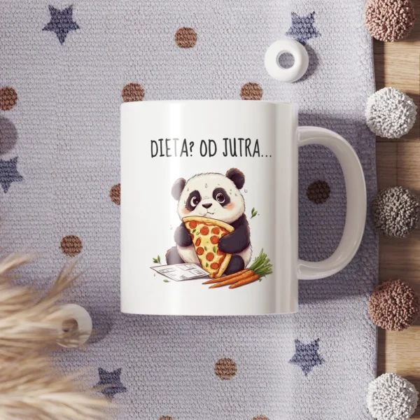 Urocza słodka panda na grafice na kubku trzymająca pizzę i marchewkę z napisem "Dieta? Od jutra..."