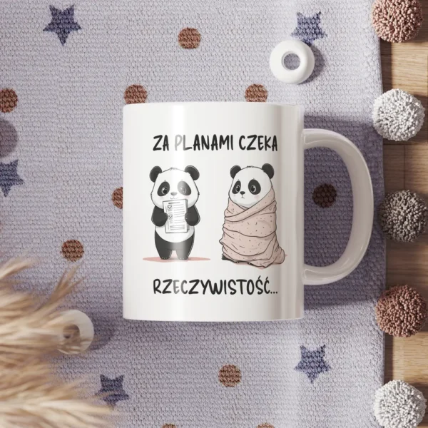 Dwie urocze pandy jako grafika na kubku z napisem "Za planami czeka rzeczywistość.."