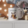 Urocza słodka panda na grafice na kubku trzymająca pizzę i marchewkę z napisem "Dieta? Od jutra..."