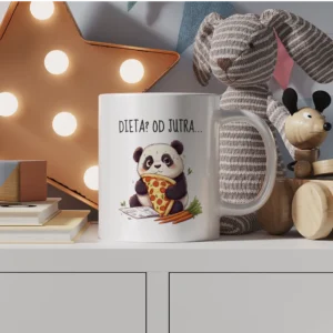 Urocza słodka panda na grafice na kubku trzymająca pizzę i marchewkę z napisem "Dieta? Od jutra..."